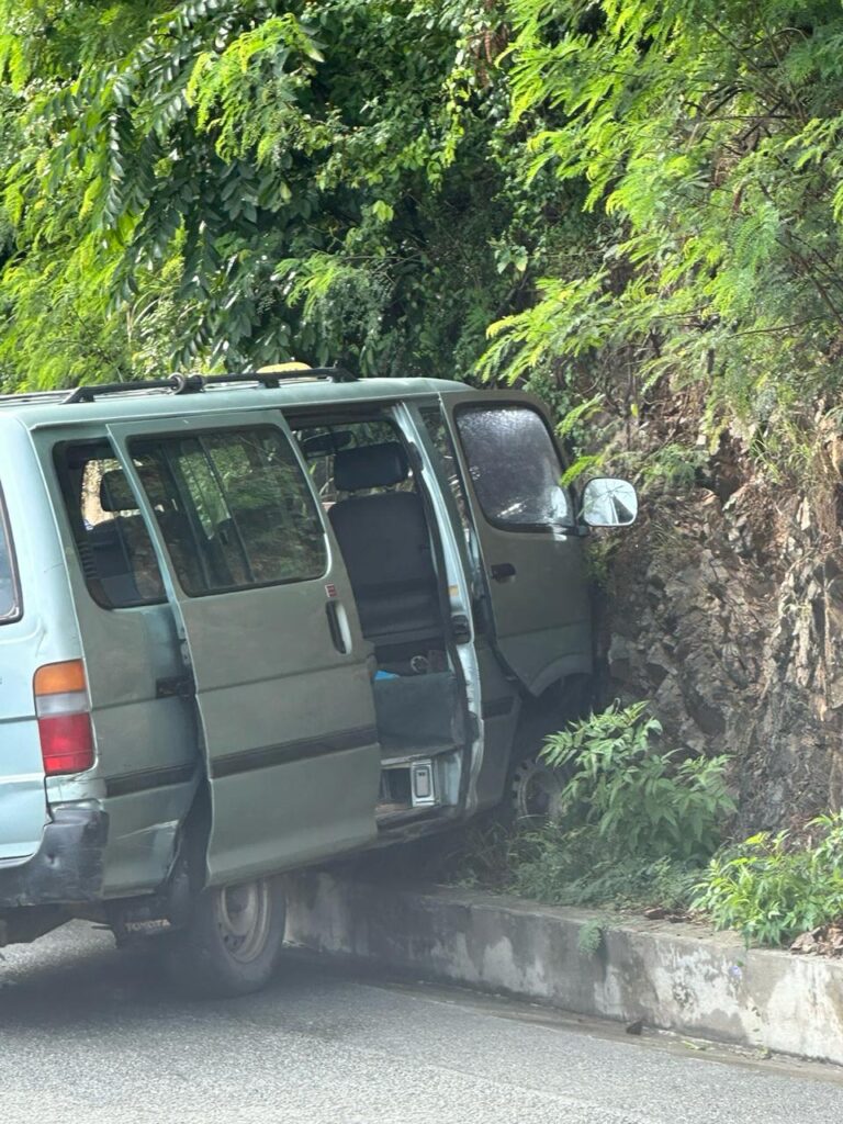 Taxi Bus Carrying Schoolchildren Crashes Into Mountain